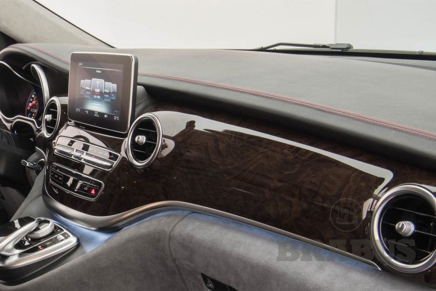 Верхняя часть приборной панели в коже