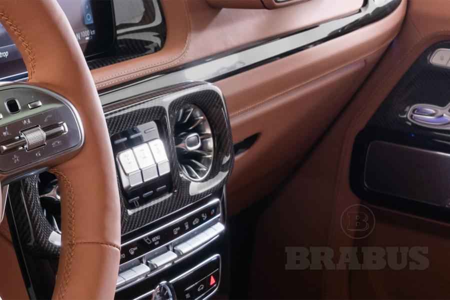 Нижняя часть приборной панели в коже