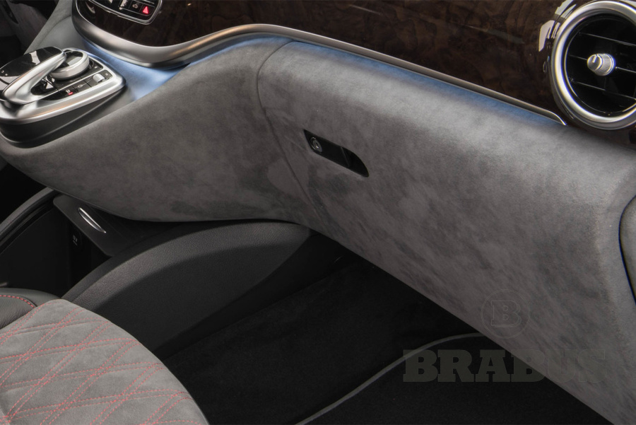 Нижняя часть приборной панели в коже