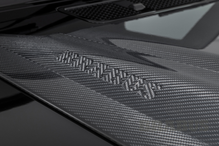 Карбоновая накладка на капот глянцевая