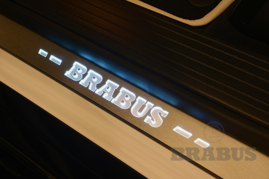 Внутренние пороги с логотипом BRABUS
