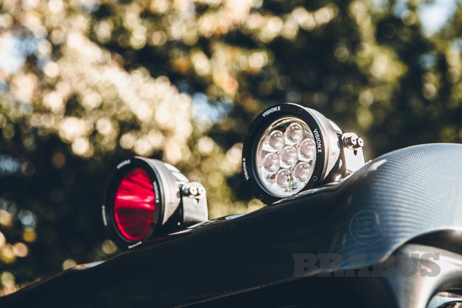 Дефлектор на крышу с LED фарами. Карбон (глянцевый)