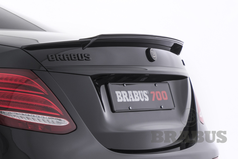 Задний спойлер на крышку багажника