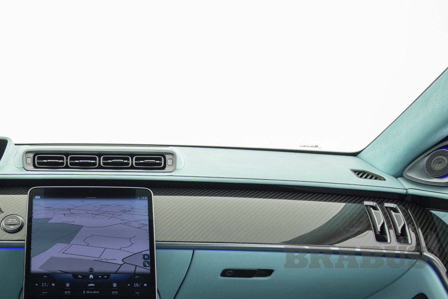 Верхняя часть приборной панели в коже