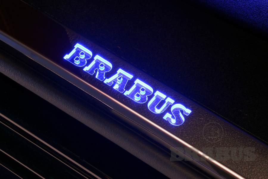 Внутренний порог на заднюю дверь с логотипом BRABUS