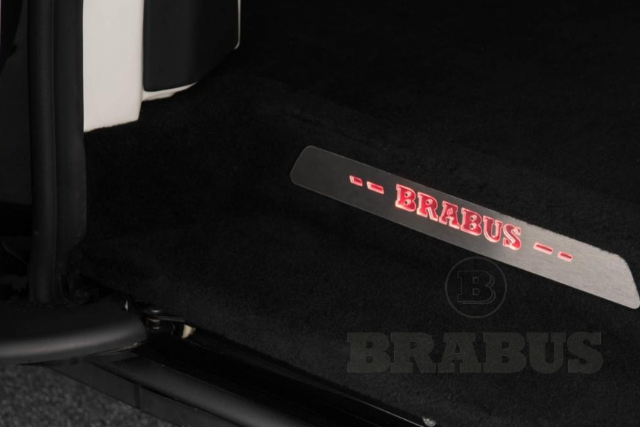 Накладка на задний внутренний порог с логотипом BRABUS