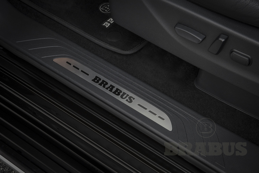 Внутренние пороги с логотипом BRABUS