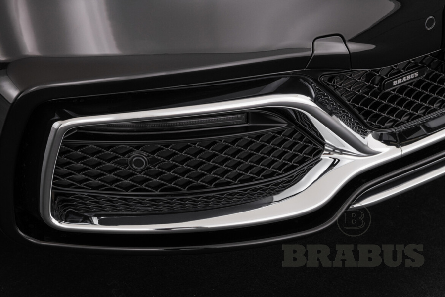 Фирменная накладка переднего бампера